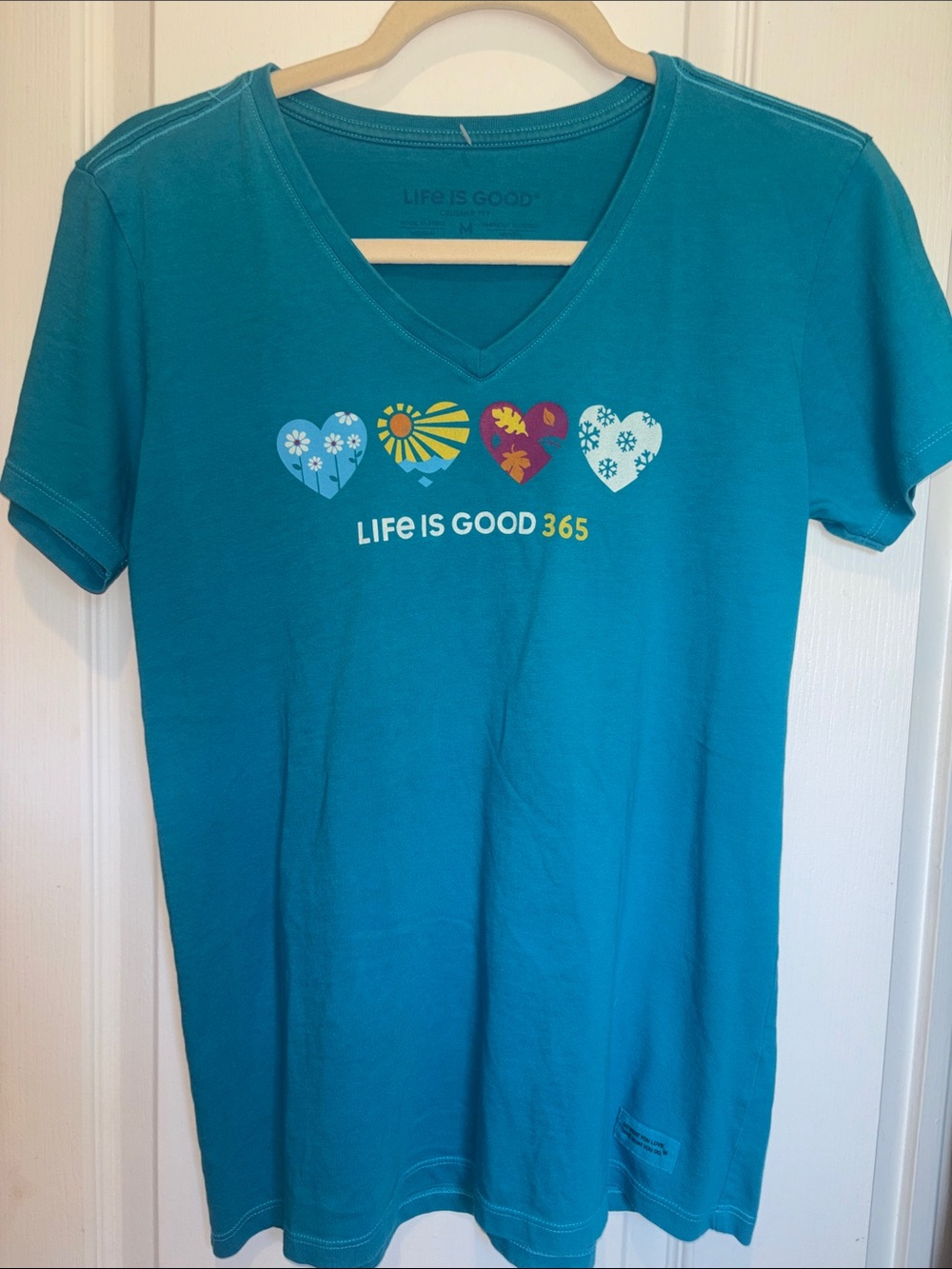 LIFE IS GOOD BLUE V NECK SHORT SLEEVE
4 HEARTS DESIGN SIZE MEDIUM ALL COTTON